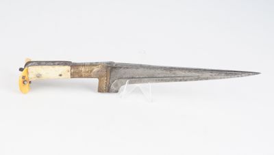 un vieux couteau avec un manche en bois sur une surface blanche