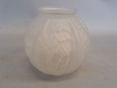 un vase en verre blanc contenant une fleur, posé sur une table