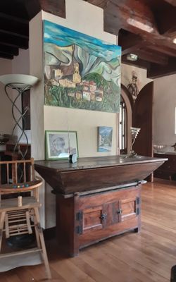 un grand tableau accroché au mur du salon