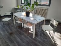 1 table métal et mélaminé blanc, 6 couverts