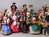 un ensemble de figurines représentant des personnes vêtues de costumes traditionnels