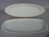 deux assiettes blanches posées l'une à côté de l'autre sur une table