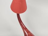 une lampe de table rouge avec un abat-jour rouge