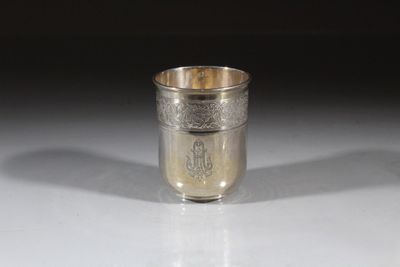 une coupe en argent posée sur une table