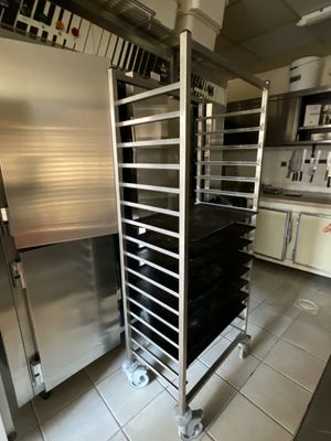 une cuisine équipée d'un four en inox et de nombreuses étagères