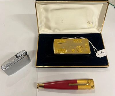 un lingot d'or et un briquet posés sur une table