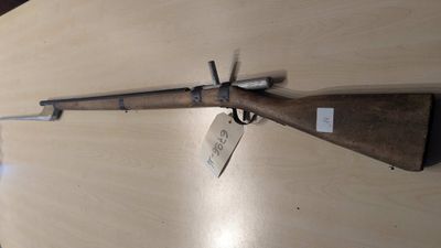 14 : Fusil en bois de type scolaire Gras, à baïonnette …