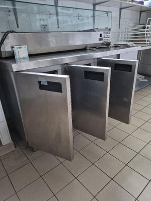 deux poubelles en acier inoxydable au milieu d'une cuisine