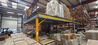 un grand entrepôt rempli de cartons et de palettes