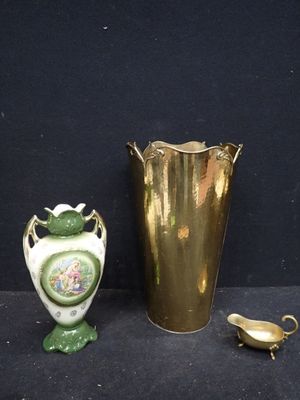 deux vases posés l'un à côté de l'autre sur une table