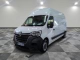 la photo d'une camionnette blanche sur un sol en damier