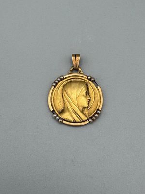 une pièce d'or sur laquelle figure le visage d'une femme au centre