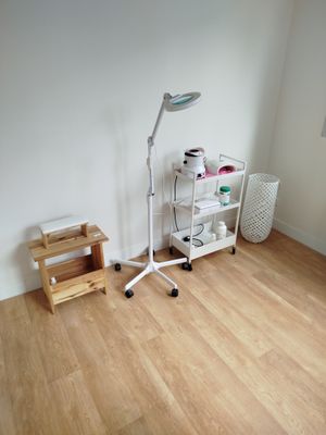 une pièce dans laquelle se trouvent une lampe, une étagère et une chaise
