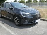 la photo d'une voiture noire garée dans un parking