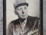 photo encadrée d'un homme en uniforme militaire, coiffé d'un chapeau