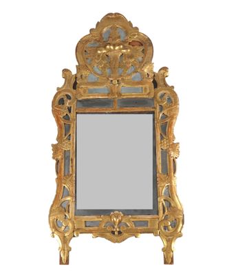 un miroir accroché au mur