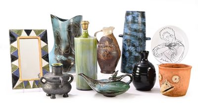 de nombreux types de vases différents et des vases posés sur la table