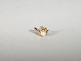 une bague en or sertie d'une perle et de diamants
