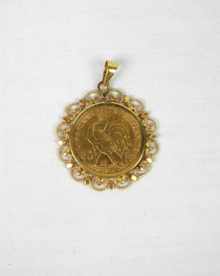 un pendentif en forme de pièce d'or sur lequel est représentée une femme