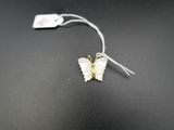 un gros plan d'un petit papillon accroché à une ficelle avec une étiquette