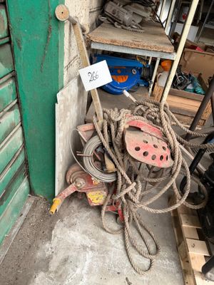 un tas de cordes à côté d'un tas de chaussures dans un garage