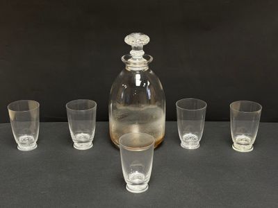 quatre verres et une carafe posés sur une table