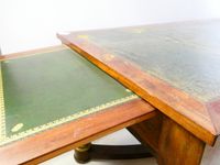 Bureau plat en acajou et placage d'acajou sur fond de chêne. (photo 6)