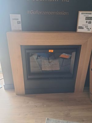 une cheminée dans un coin d'une pièce où se trouve une télévision