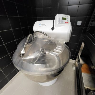 une photo d'une salle de bains avec des toilettes et un lavabo