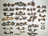 de nombreux types de ferrures métalliques sur une surface blanche