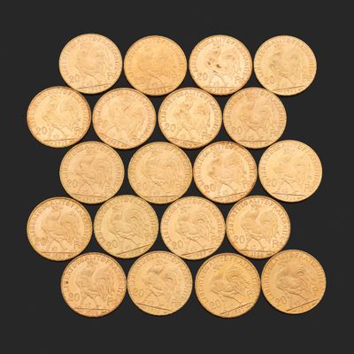 un gros plan sur un tas de pièces d'or sur fond noir