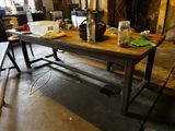 une table sur laquelle il y a beaucoup de plats