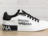 un gros plan sur une paire de baskets blanches ornées d'un lettrage noir et blanc