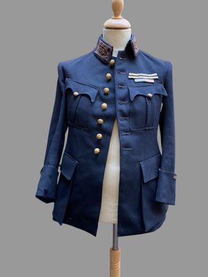 une photo d'une veste militaire bleue sur un mannequin