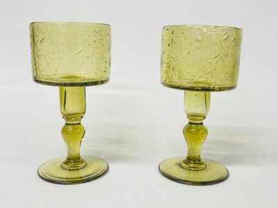 BIOT. Paire de photophores à pied en verre moulé vert bullé.