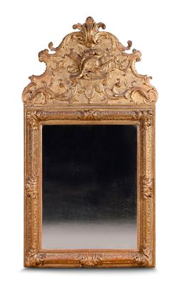 un miroir avec un cadre doré sur fond blanc