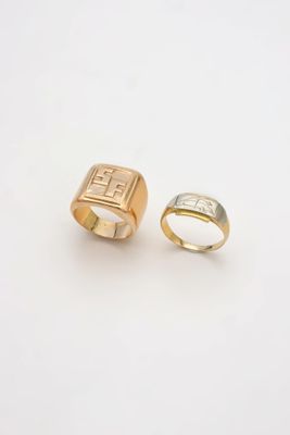 deux bagues en or et en argent sur un fond blanc