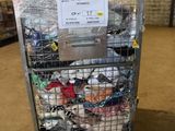 un chariot métallique contenant de nombreux articles, dans un entrepôt
