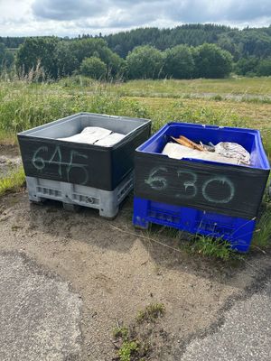deux poubelles posées au bord de la route