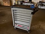 une image d'une armoire à outils dans un garage