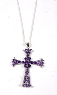 Pendentif en forme de croix en amethorate, orné de pierres d'amethorate
