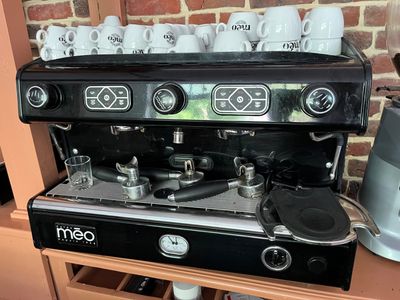 une machine à café posée sur une étagère