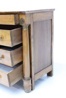 Commode en bois naturel ouvrant à quatre tiroirs en façade, … (photo 3)