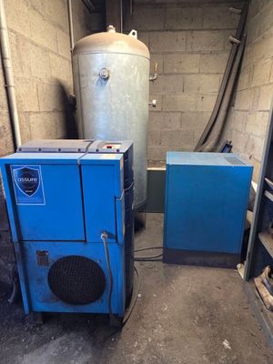 une machine bleue et une machine bleue dans une pièce