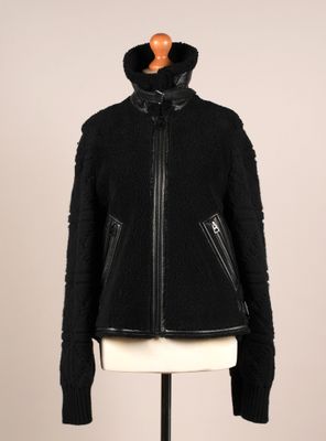 une veste noire sur un mannequin mannequin mannequin mannequin mannequin mannequin mannequin mannequin mannequin mannequin