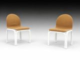 une paire de chaises de style chaise de salle à manger