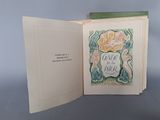 un livre ouvert sur lequel figure l'image d'une rose