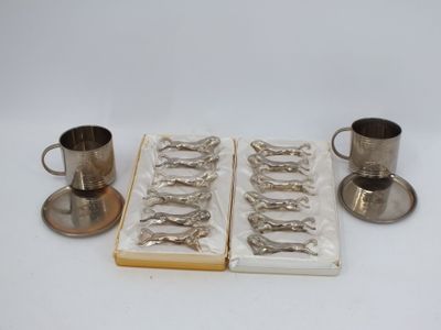 un livre, une tasse et une cuillère posés sur une table