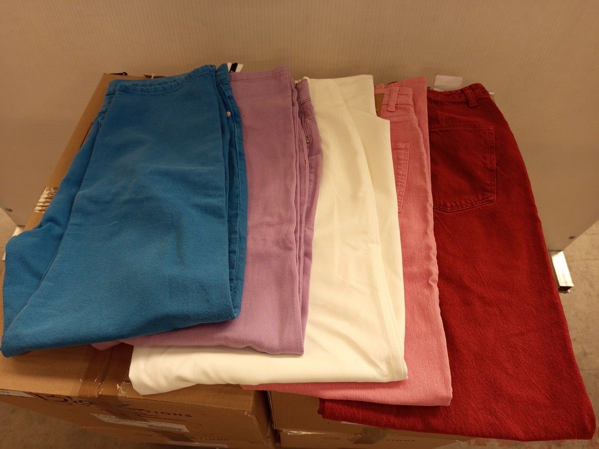 Lot de 50 pantalons (très grande variété de modèle) - pour femmes - 100% marques - Neuf, avec étiquette - 2 cartons