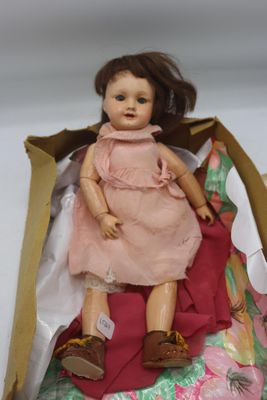 une poupée posée dans une boîte sur une table